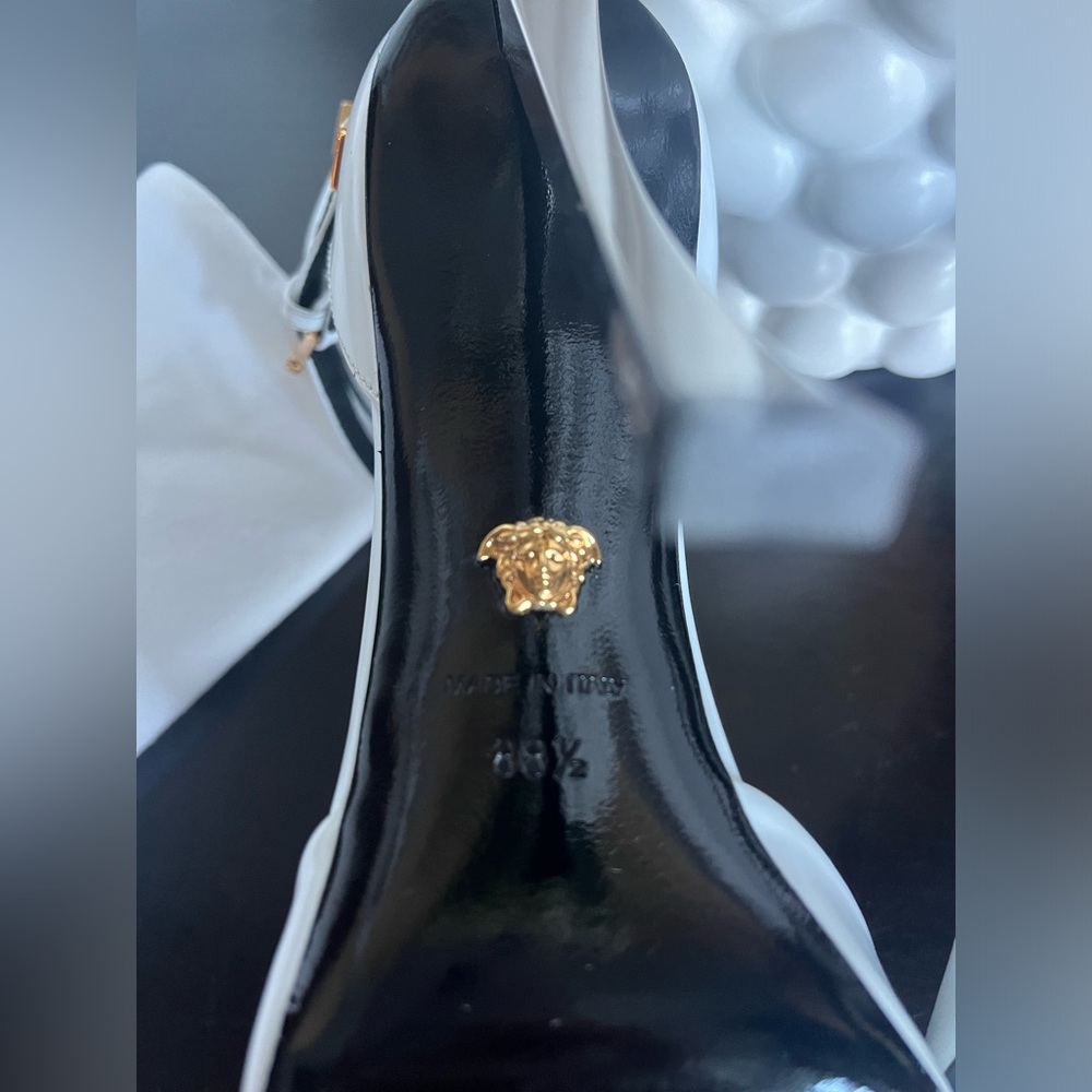 Versace Pin Point Glossed Pumps Sz 38.5 - Picture 5 of 8